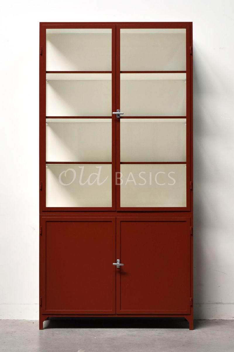 Detail van Apothekerskast Demi, 2 deuren, RAL3009, rood, materiaal staal